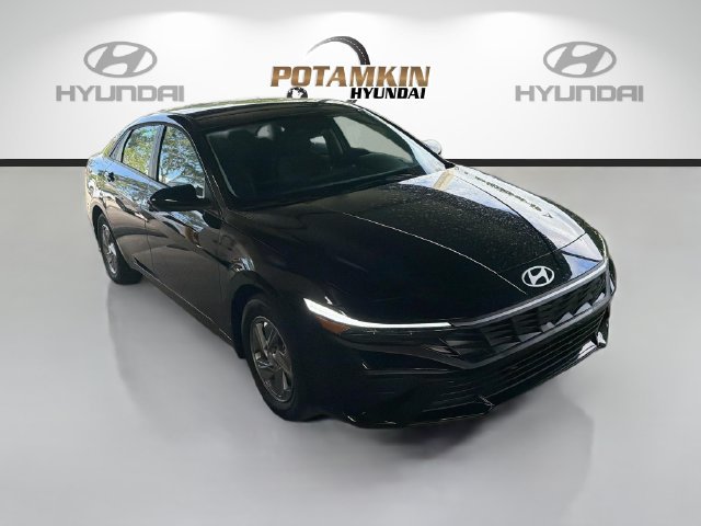 New 2026 Hyundai Elantra SE FWD image 3