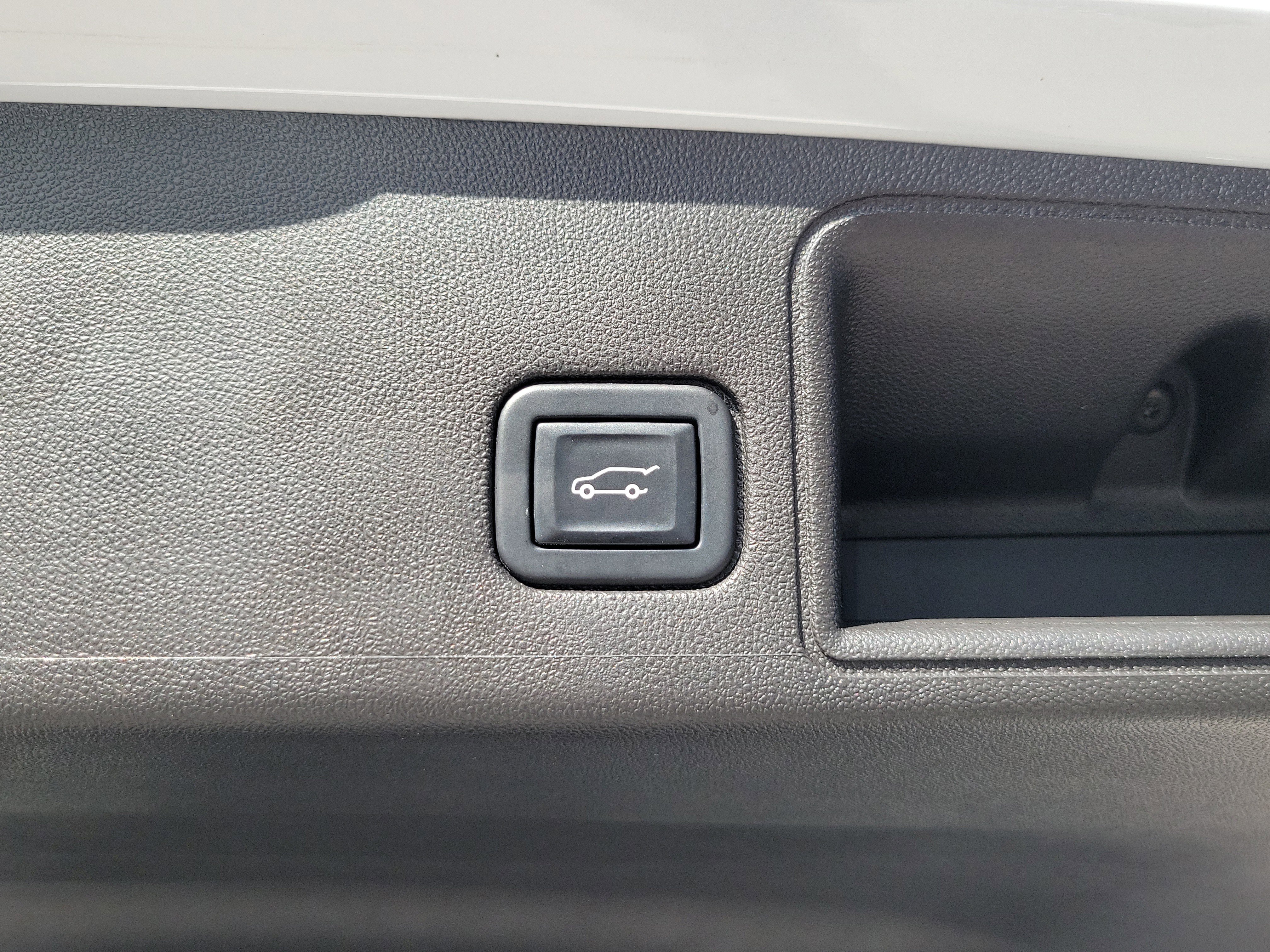 Used 2022 GMC Terrain SLE w/ Driver Convenience Package FWD image 17