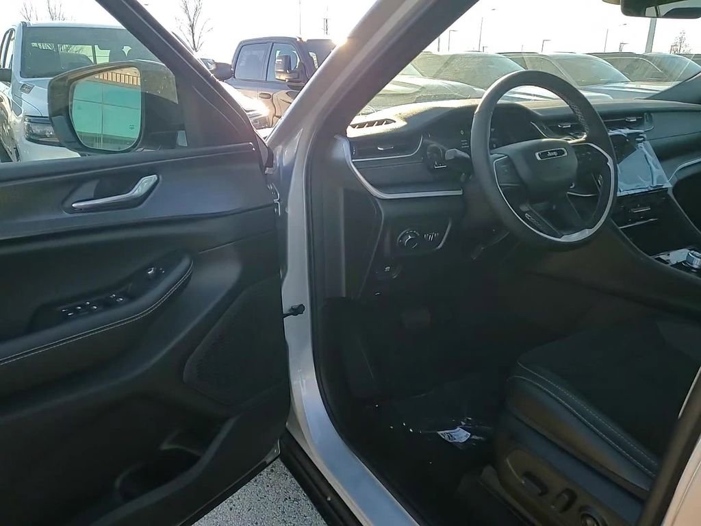 New 2025 Jeep Grand Cherokee L Altitude image 10