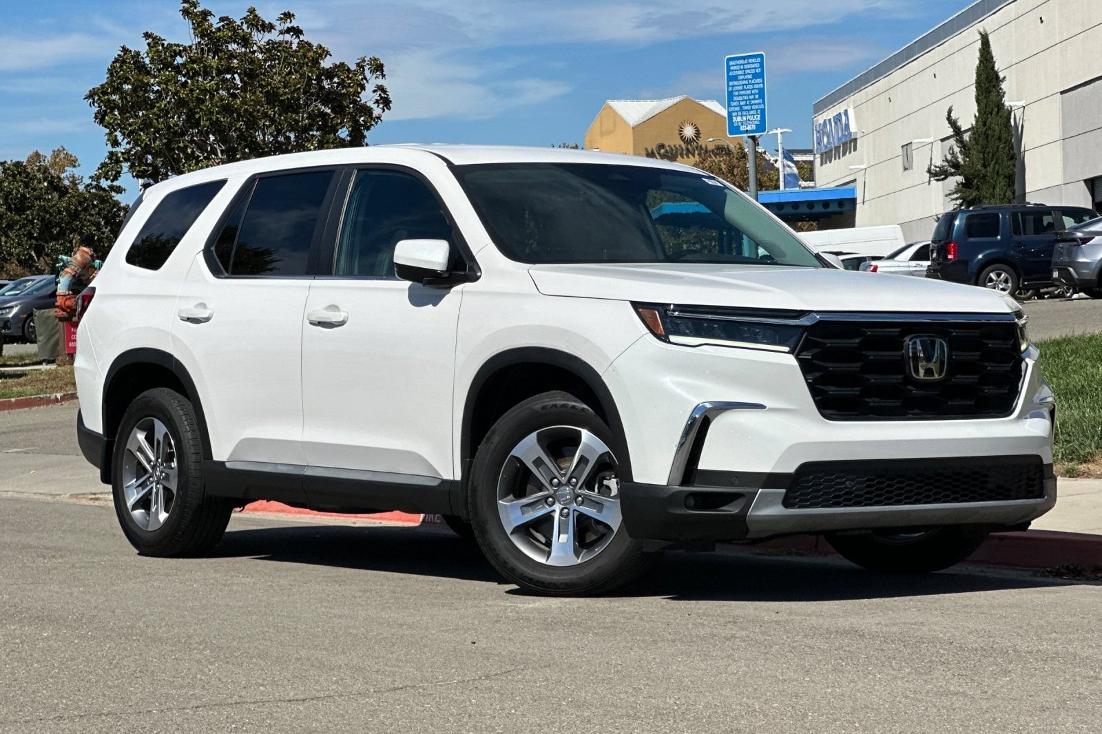 Used 2025 Honda Pilot EX-L image 2