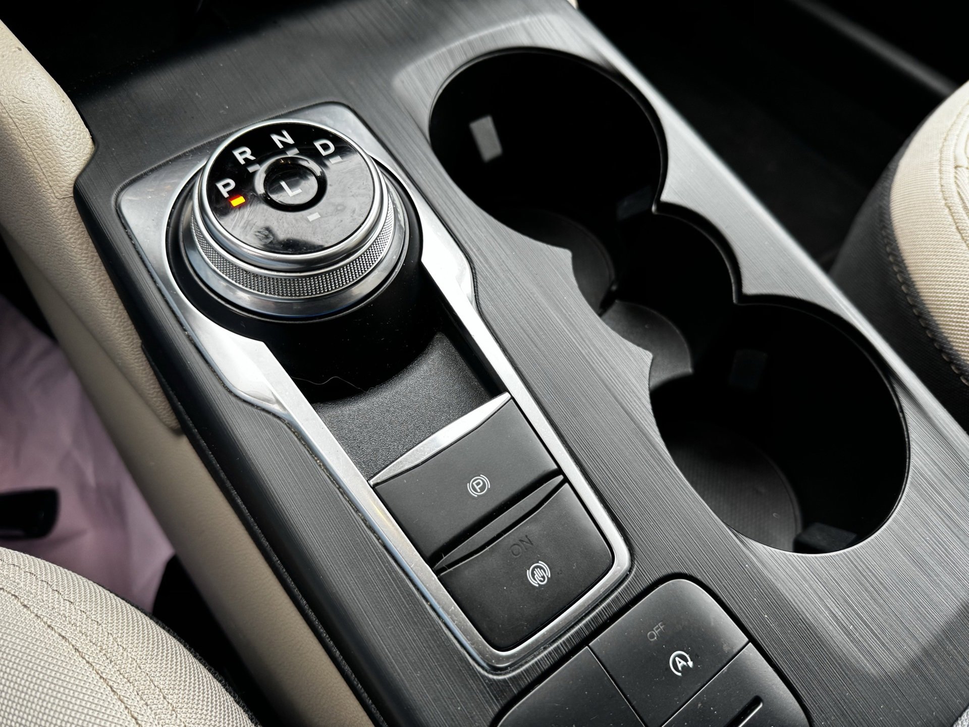 Used 2020 Ford Escape SE image 19