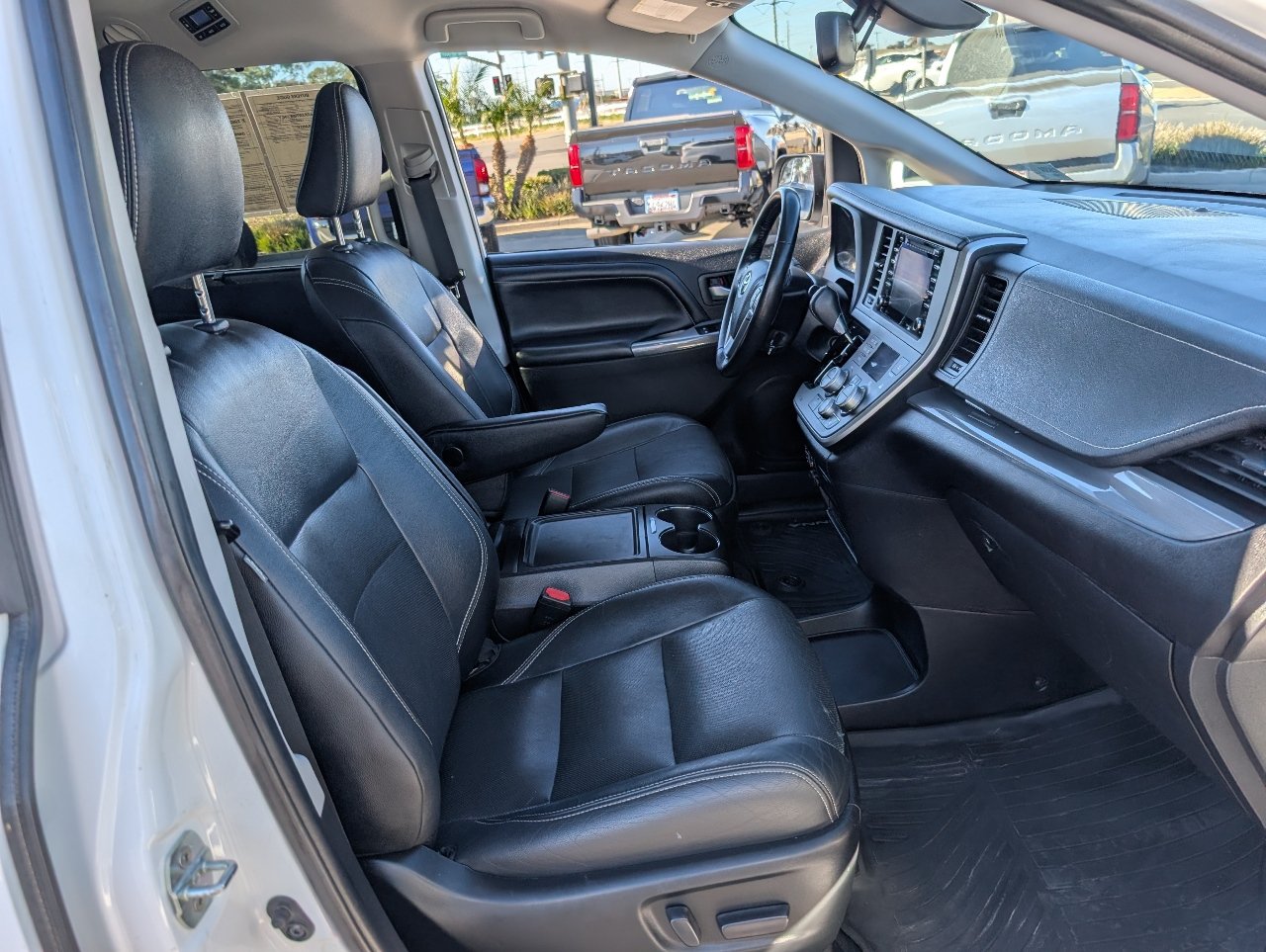 Used 2020 Toyota Sienna SE w/ Nightshade Edition FWD image 9
