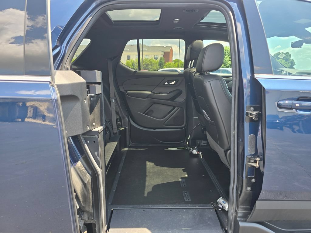Used 2023 Chevrolet Traverse LT w/ LT Premium Package FWD image 16