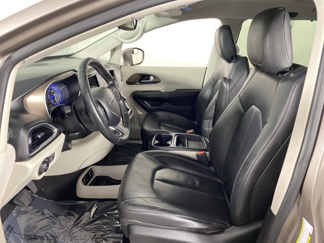 Used 2017 Chrysler Pacifica Touring-L w/ Tire & Wheel Group FWD image 15