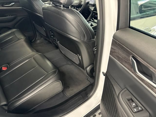 Used 2023 Jeep Grand Cherokee Limited w/ Black Appearance Package AWD/4WD image 31