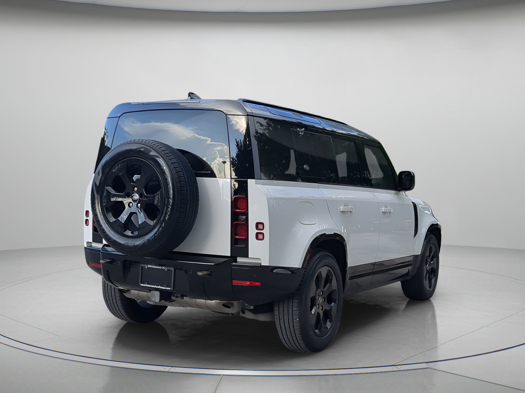 Used 2024 Land Rover Defender 110 X-Dynamic SE AWD/4WD image 40