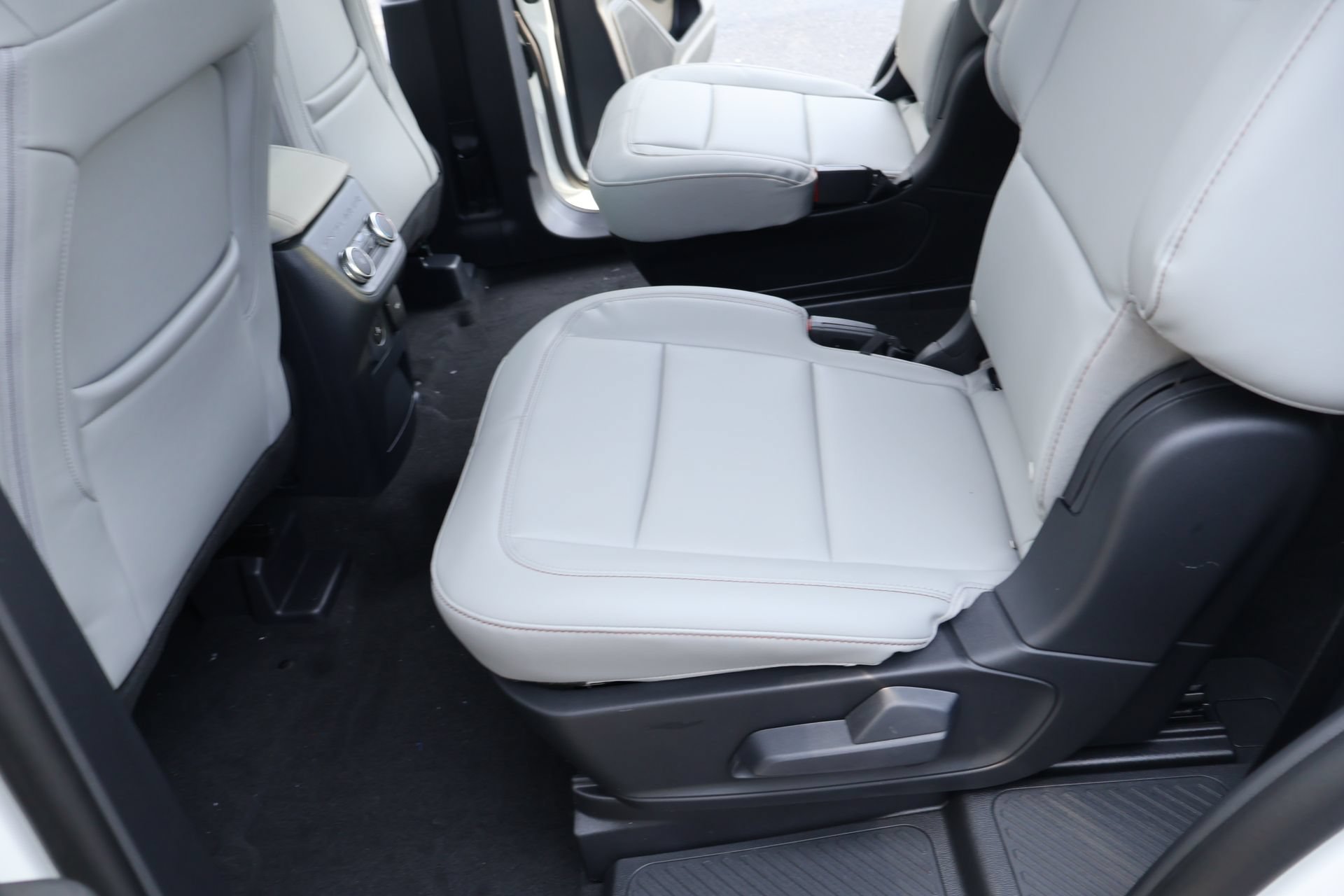 New 2026 Ford Explorer Active w/ Active Comfort Package AWD/4WD image 13
