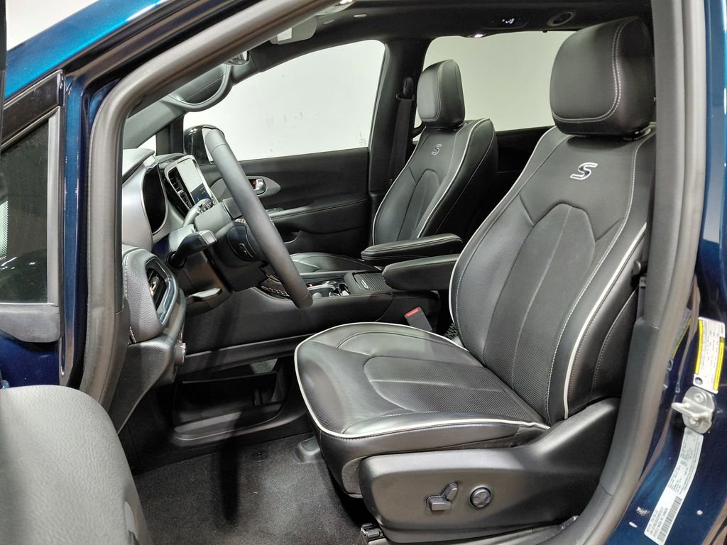 Used 2025 Chrysler Pacifica Limited w/ Trailer Tow Group AWD/4WD image 23