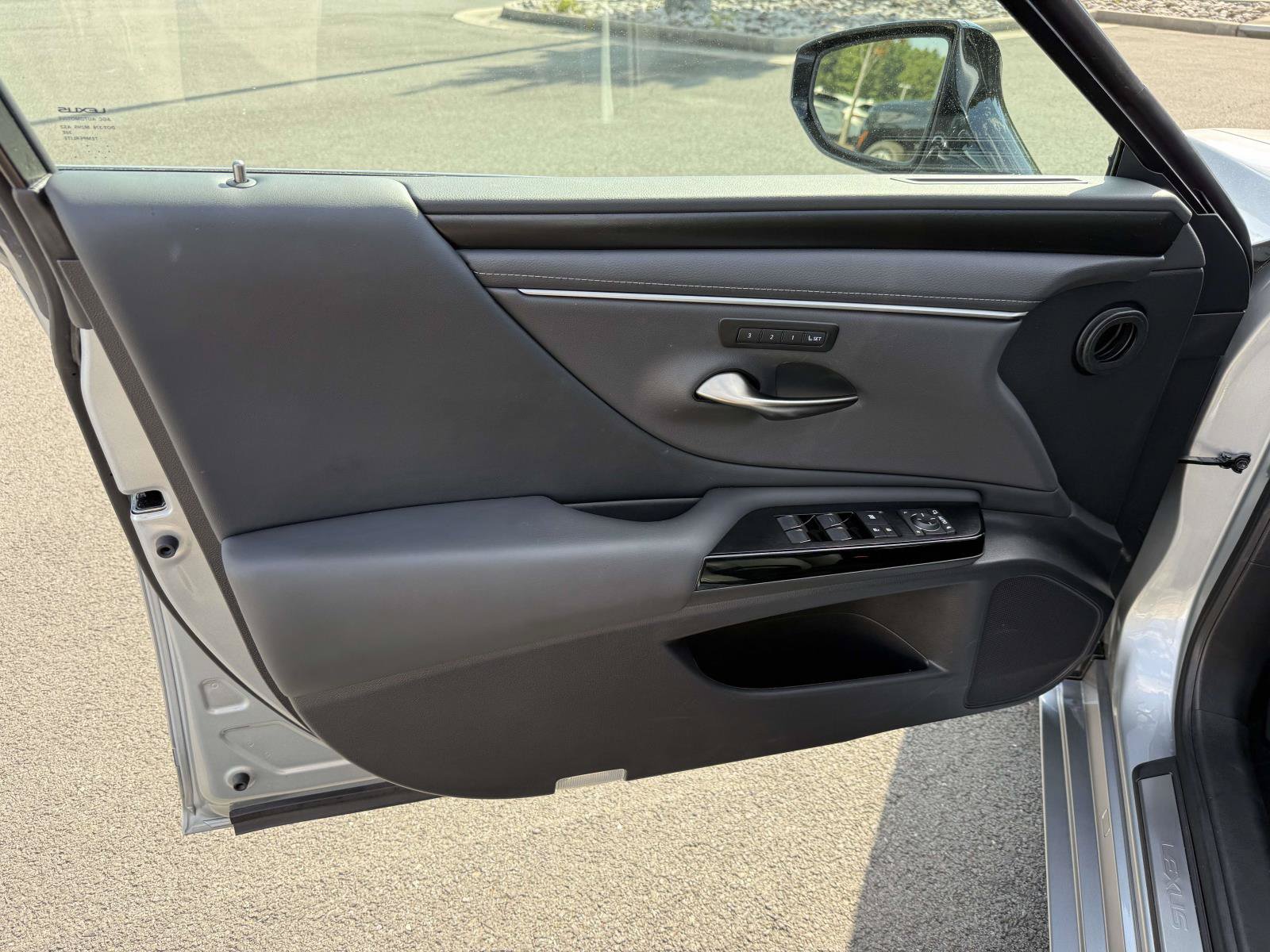Used 2025 Lexus ES 350 w/ Premium Package FWD image 12