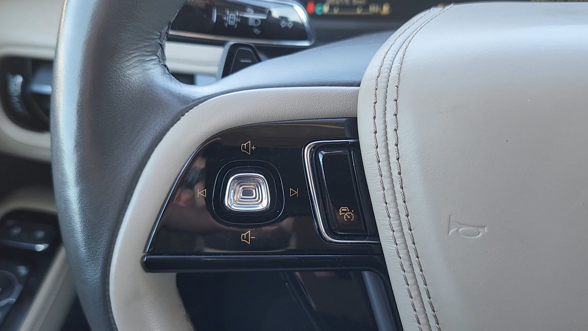 Used 2023 Lincoln Aviator Reserve w/ Equipment Group 201A image 12