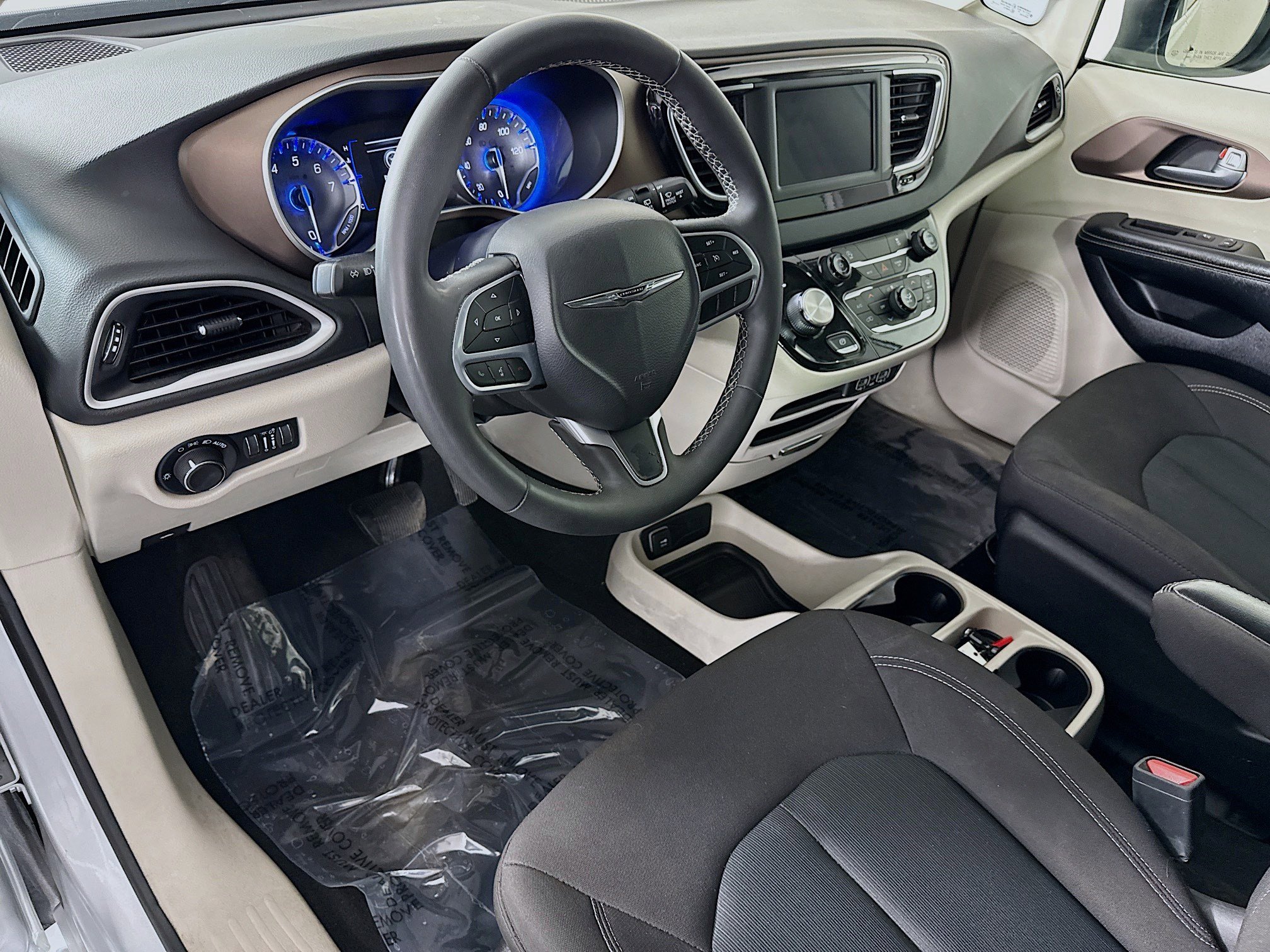 Used 2023 Chrysler Voyager LX FWD image 23
