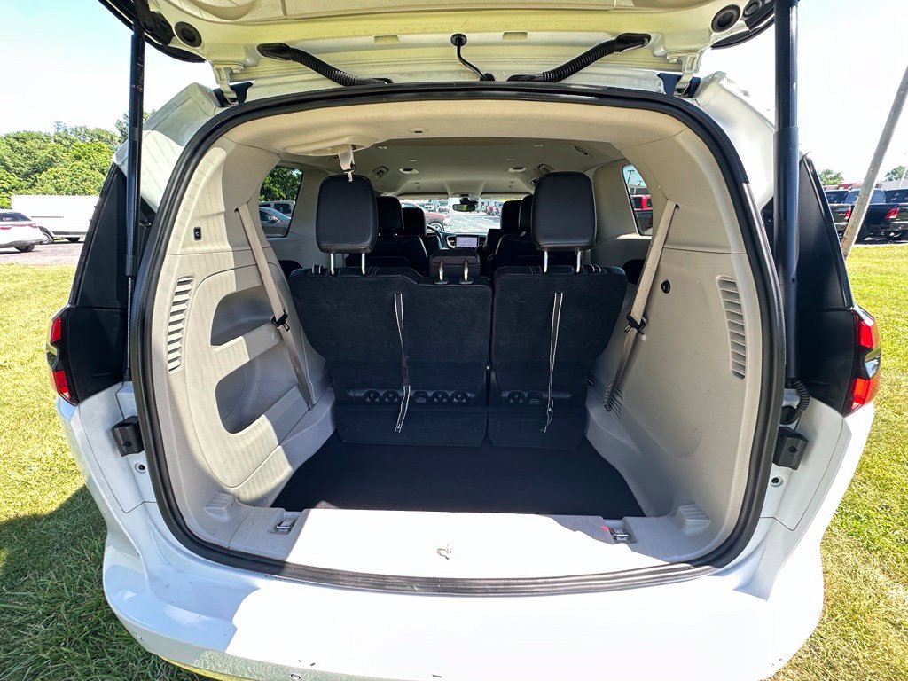 Used 2023 Chrysler Pacifica Touring-L FWD image 11