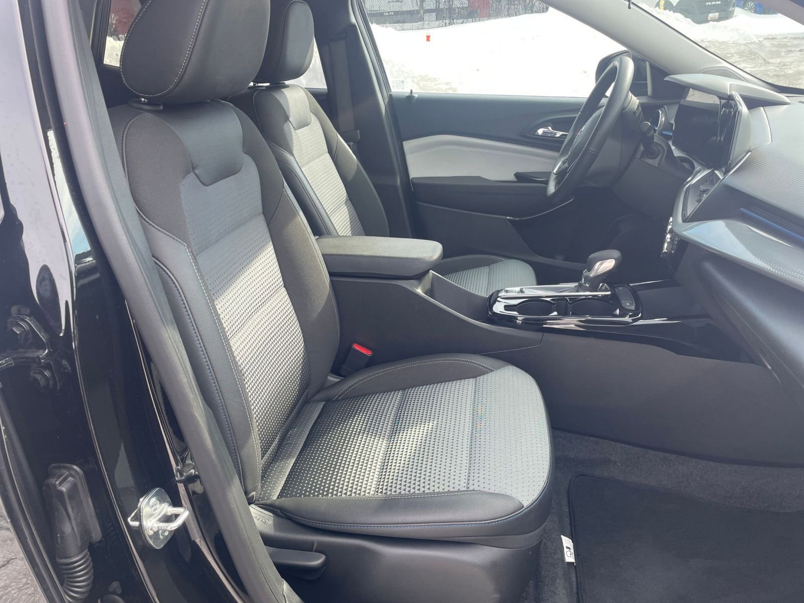 Used 2025 Chevrolet Trax LT w/ LT Convenience Package image 34