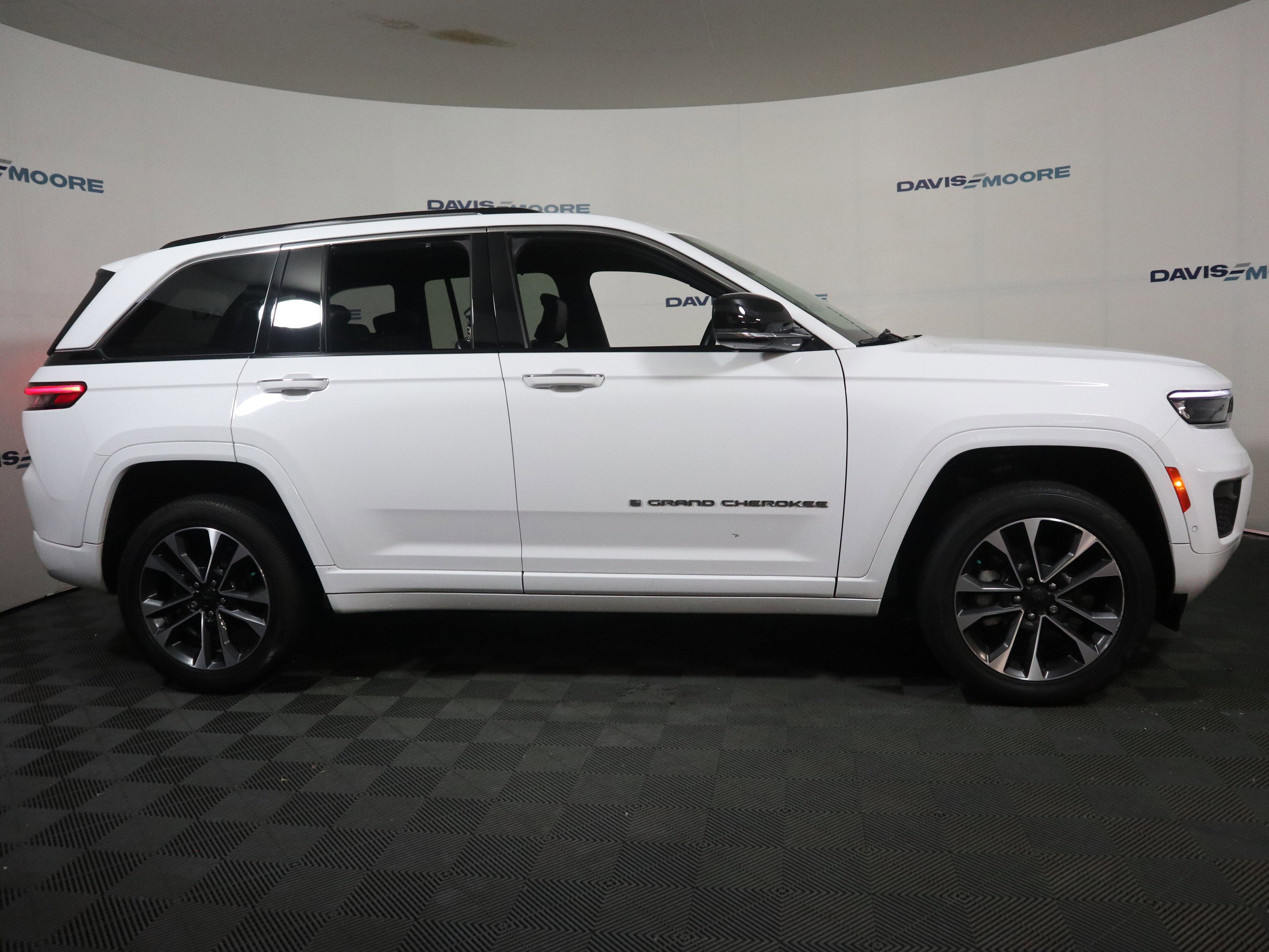 Certified 2022 Jeep Grand Cherokee Overland w/ Luxury Tech Group IV image 4