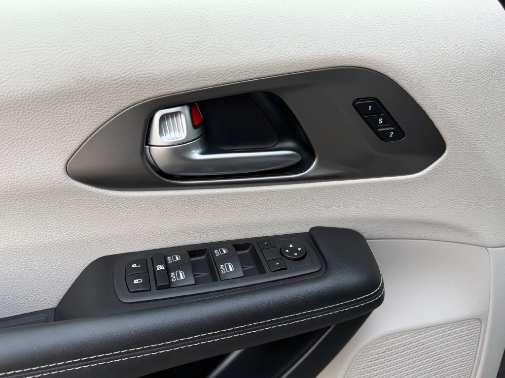 Used 2022 Chrysler Pacifica Touring-L w/ Uconnect Theater Family Group FWD image 15