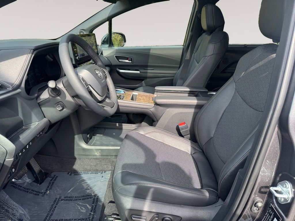 Used 2025 Toyota Sienna Platinum image 9