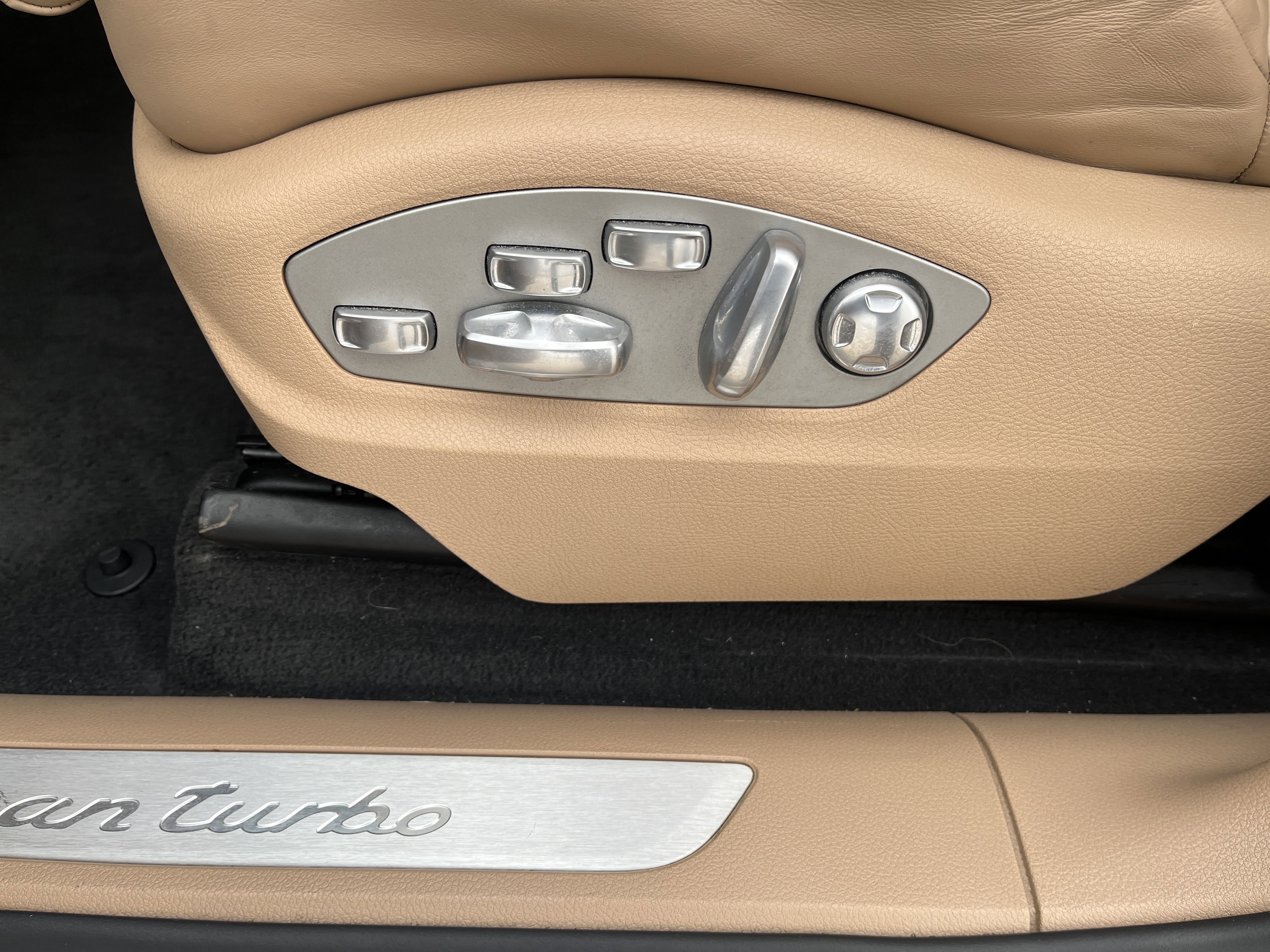 Used 2020 Porsche Macan Turbo image 10