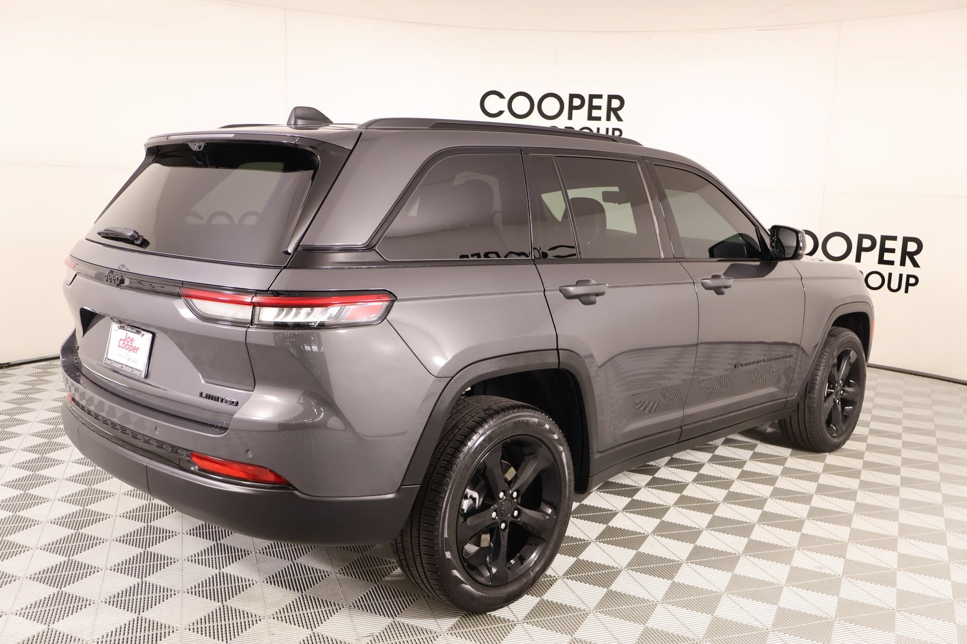 Used 2025 Jeep Grand Cherokee Limited w/ Luxury Tech Group II AWD/4WD image 22