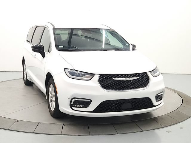 Used 2025 Chrysler Pacifica Select FWD image 3