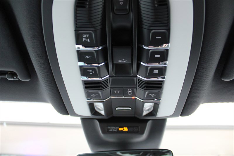 Used 2022 Porsche Macan AWD/4WD image 16