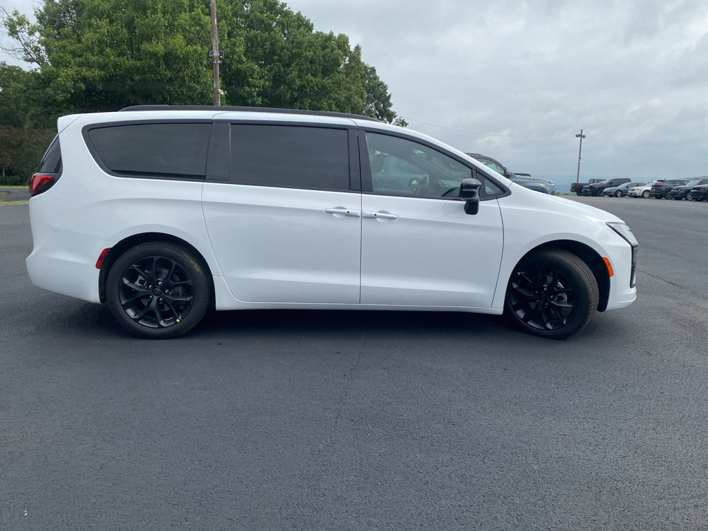 New 2027 Chrysler Pacifica Limited w/ S Appearance Package FWD image 5