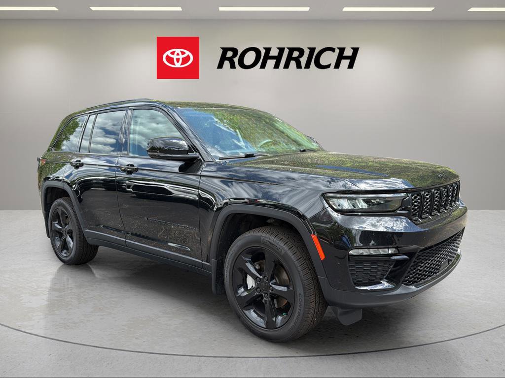 Used 2023 Jeep Grand Cherokee Limited w/ Black Appearance Package AWD/4WD image 4
