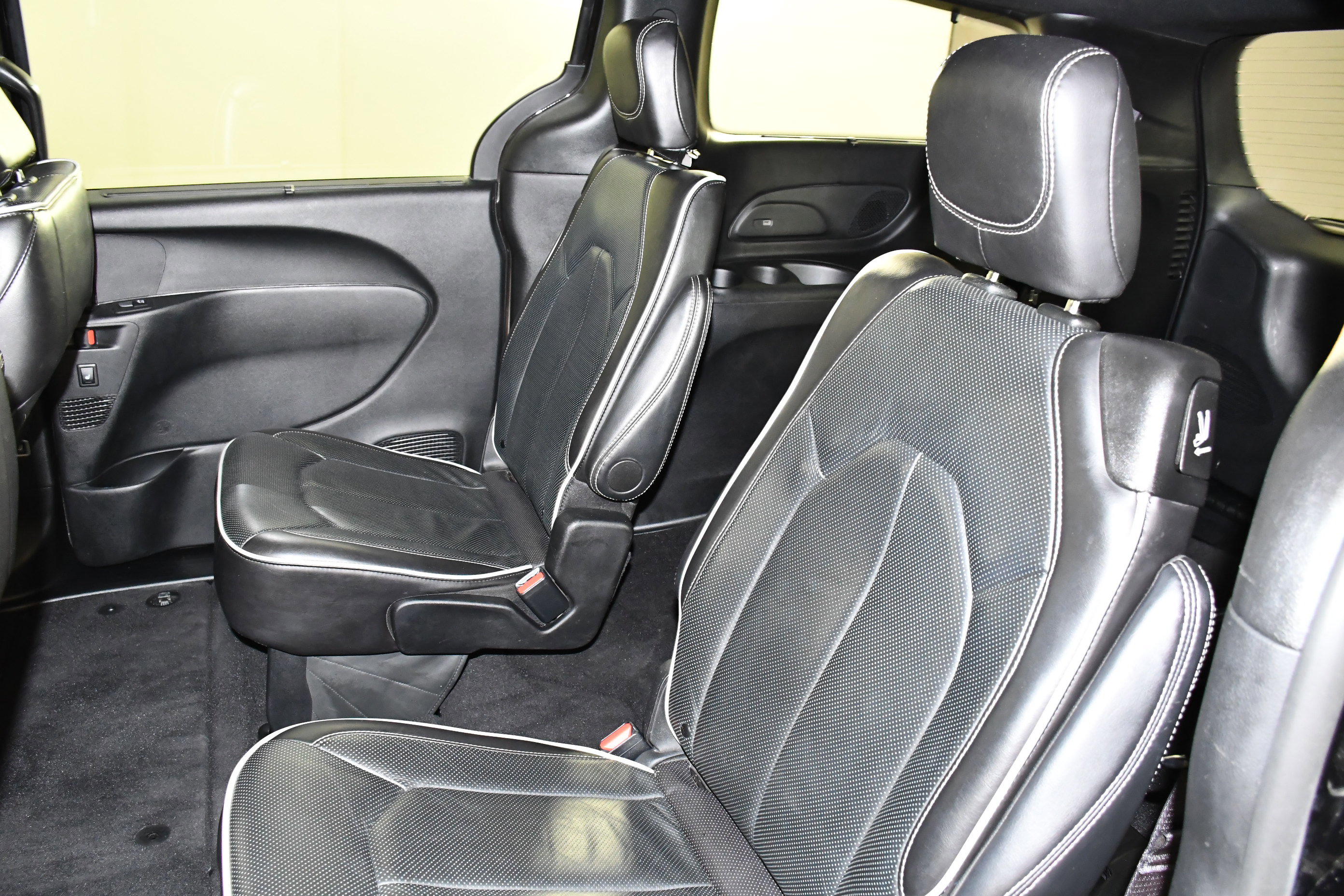 Used 2025 Chrysler Pacifica Limited image 46