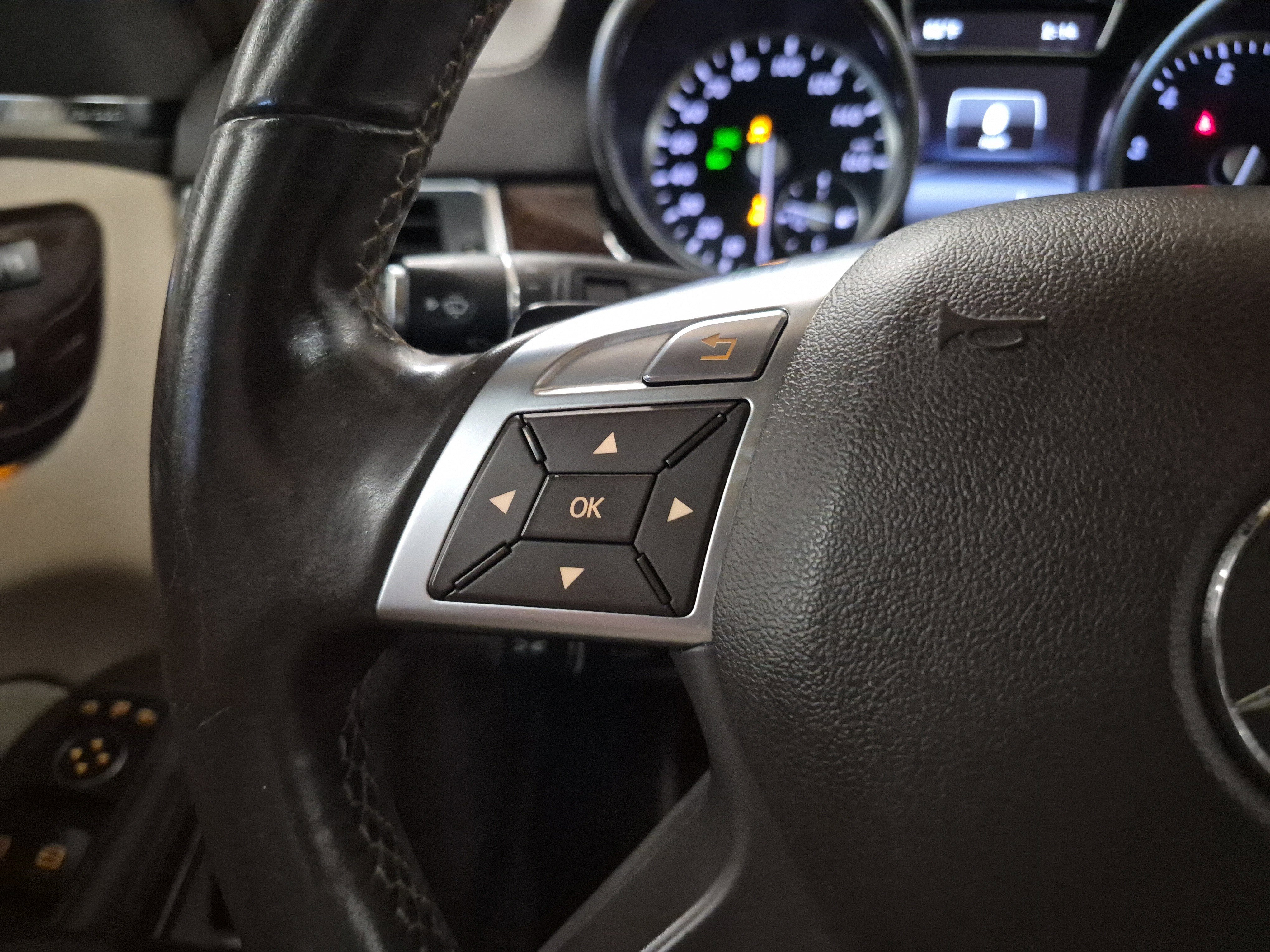 Used 2014 Mercedes-Benz GL 450 4MATIC image 27