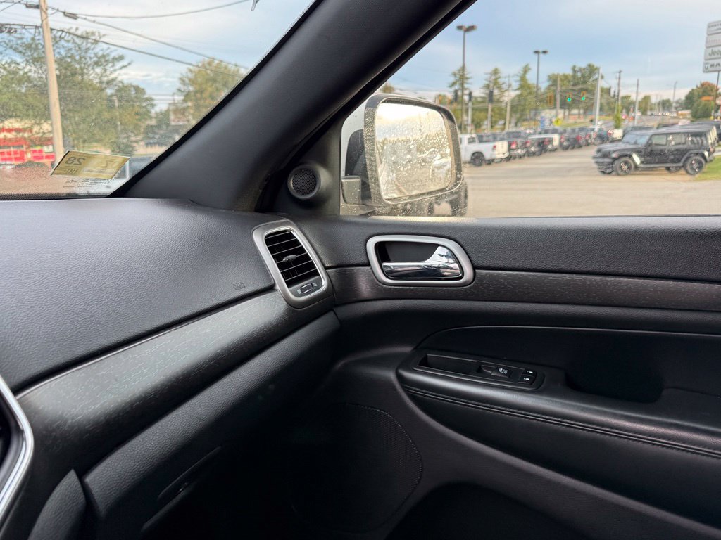Used 2018 Jeep Grand Cherokee Altitude AWD/4WD image 22