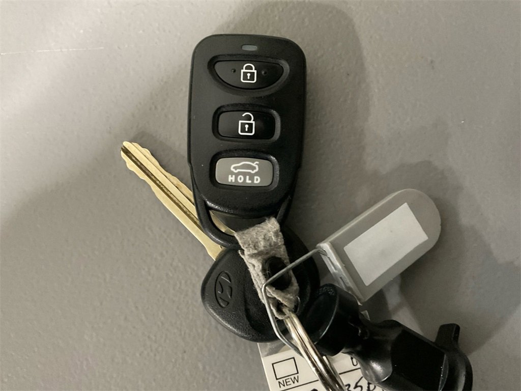 Used 2017 Hyundai Elantra SE image 32