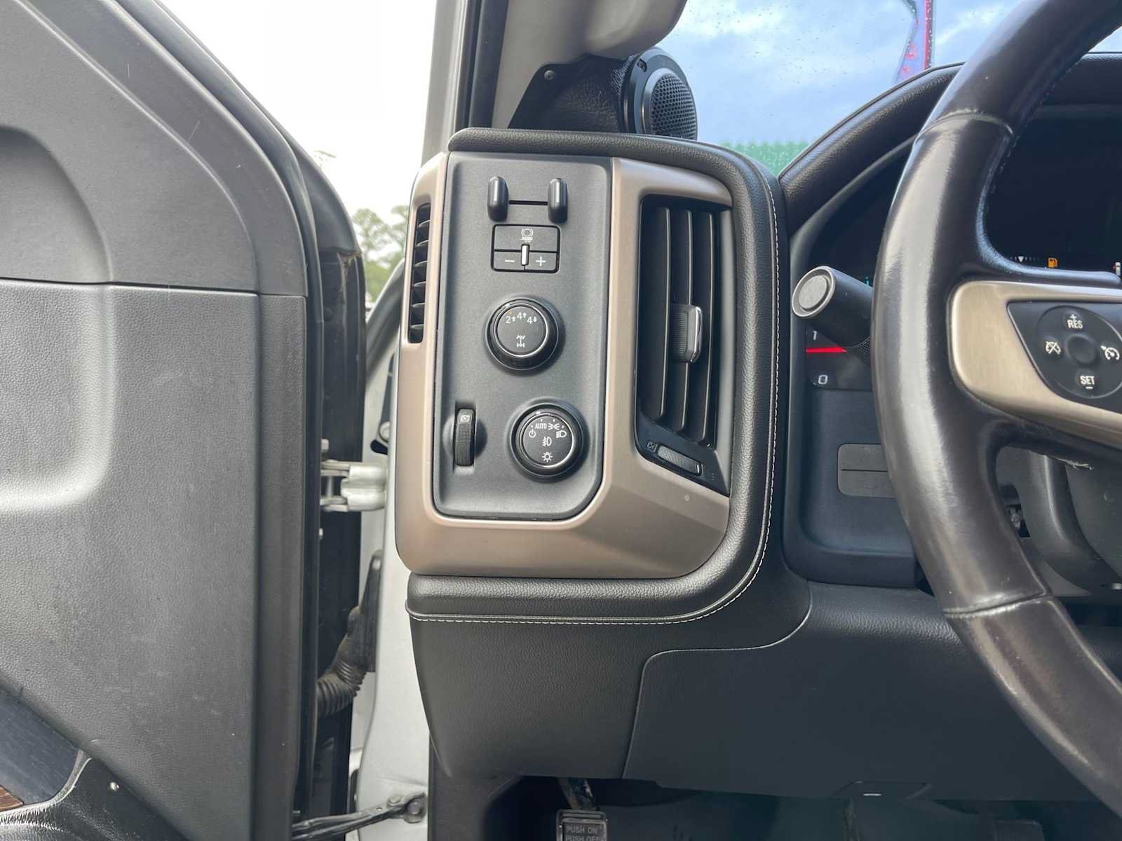 Used 2018 GMC Sierra 2500 Denali w/ Duramax Plus Package AWD/4WD image 14