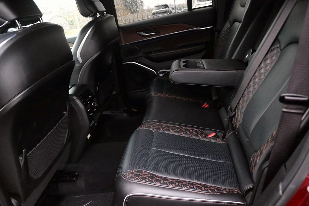 Used 2025 Jeep Grand Cherokee Summit AWD/4WD image 15