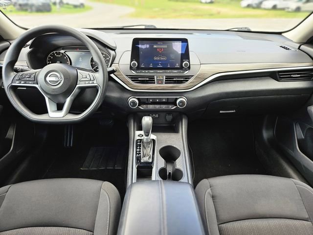 Used 2025 Nissan Altima 2.5 SV FWD image 15