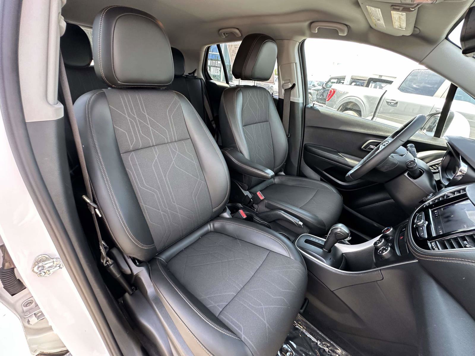 Used 2022 Chevrolet Trax LT w/ LT Convenience Package AWD/4WD image 23