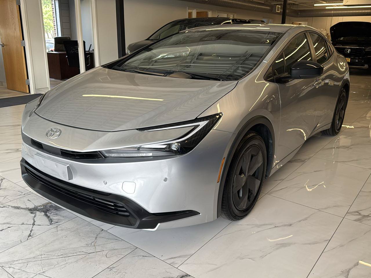 Used 2024 Toyota Prius LE FWD image 3