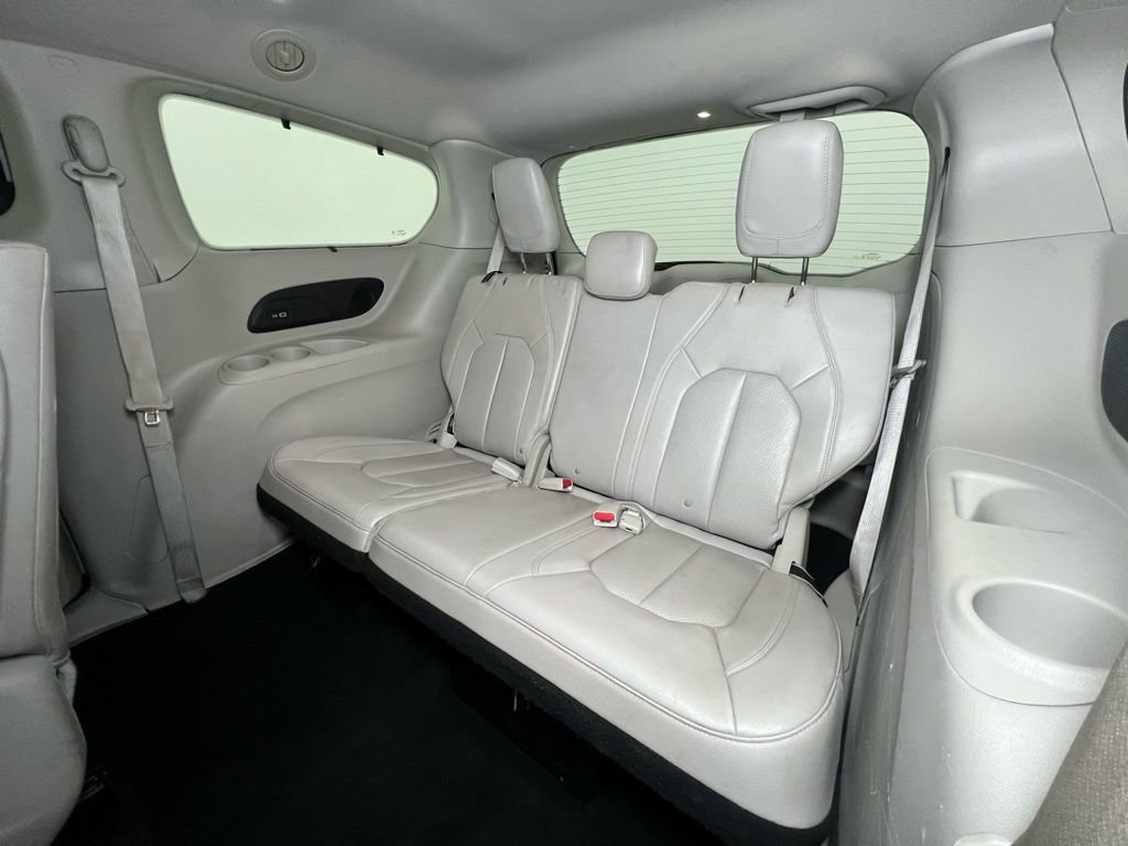 Used 2021 Chrysler Pacifica Touring-L image 6