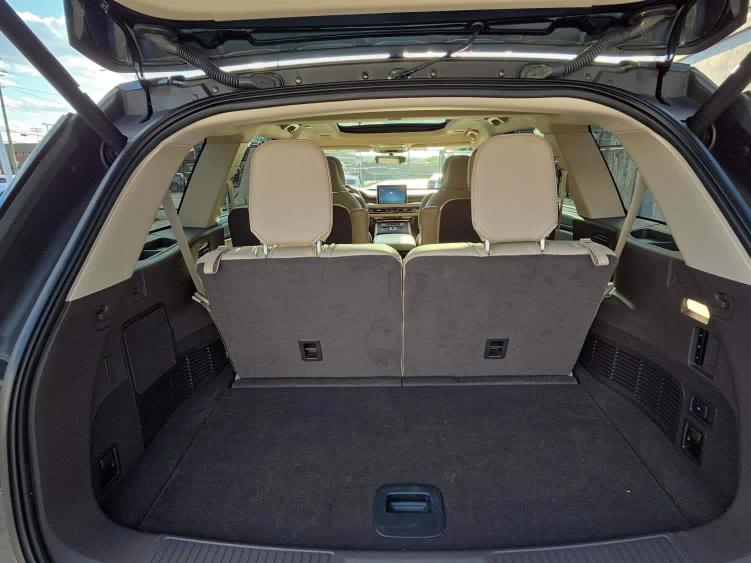 Used 2023 Lincoln Aviator Reserve w/ Equipment Group 201A image 9
