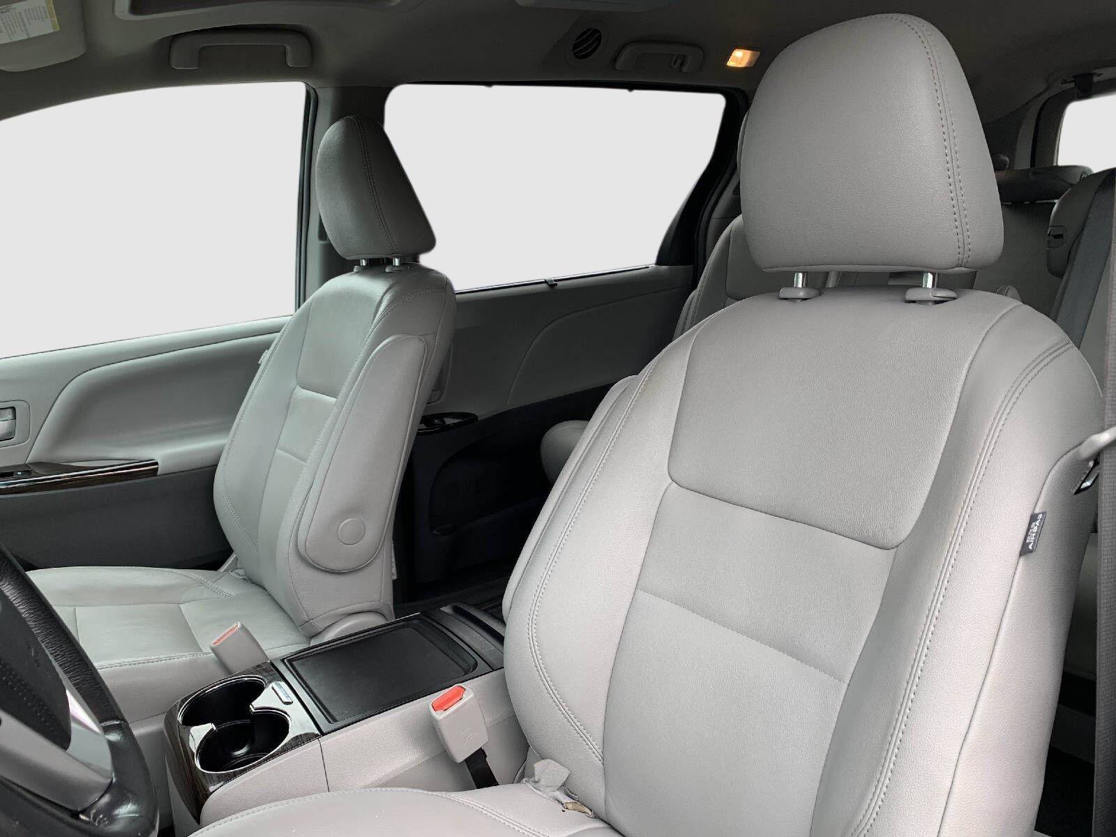 Used 2017 Toyota Sienna XLE Premium FWD image 26