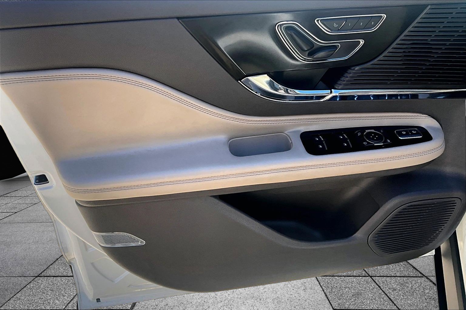 Used 2022 Lincoln Corsair AWD w/ Premium Package image 18