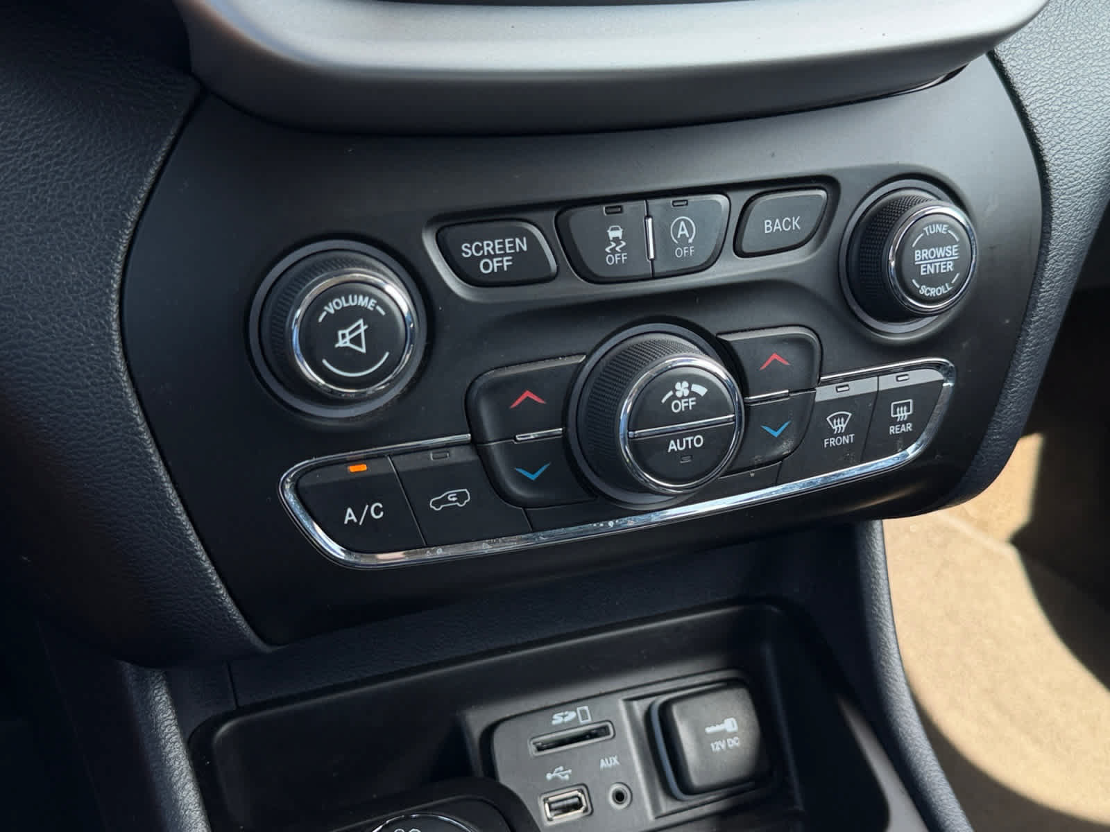 Used 2015 Jeep Cherokee Limited w/ Luxury Group AWD/4WD image 55