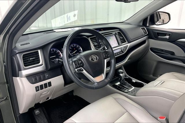 Used 2015 Toyota Highlander XLE AWD/4WD image 17