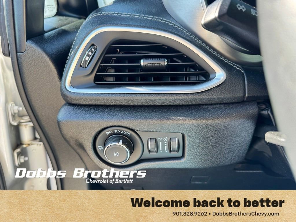 Used 2022 Chrysler Pacifica Limited w/ Uconnect Theater Family Group FWD image 14
