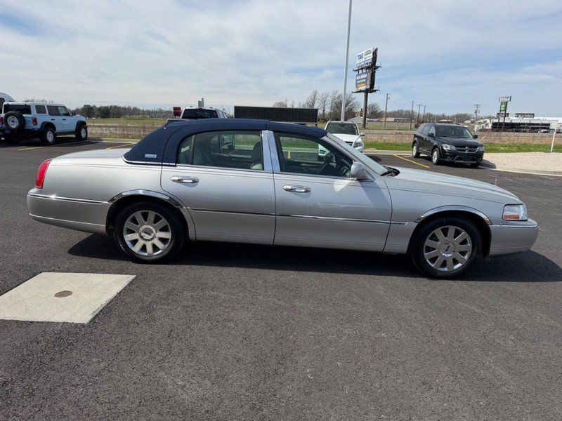 Used 2005 Lincoln Town Car Signature Limited image 4