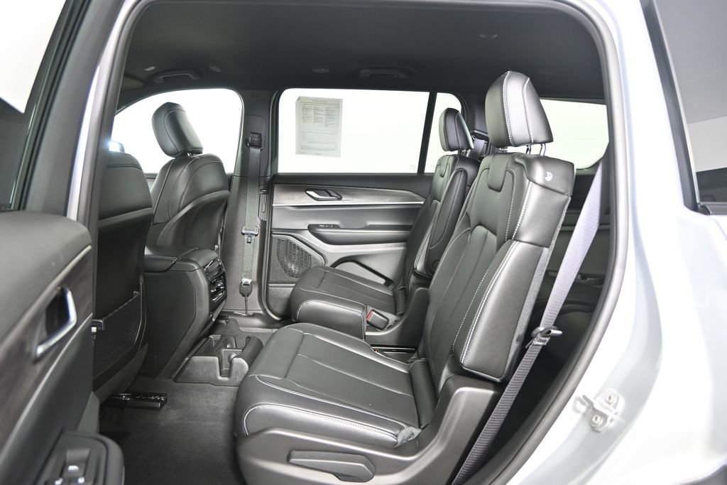 Used 2025 Jeep Grand Cherokee L Limited w/ Black Appearance Package image 18