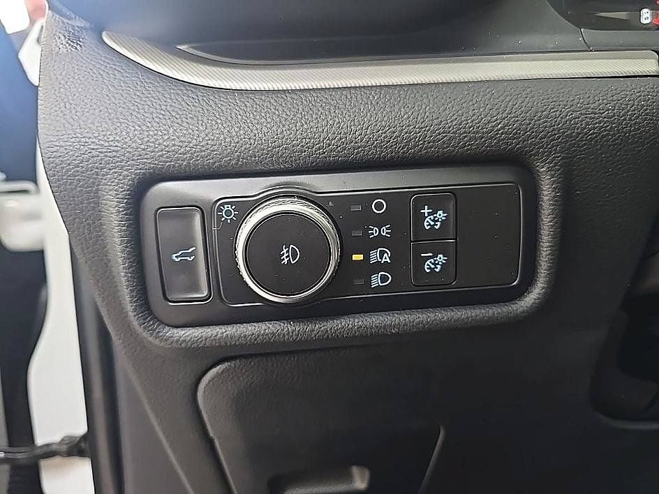 Used 2020 Ford Explorer XLT w/ Equipment Group 202A AWD/4WD image 14