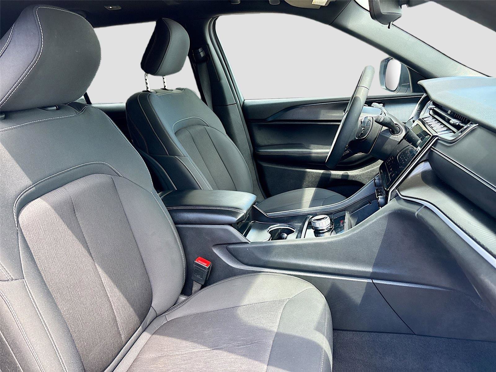 Used 2024 Jeep Grand Cherokee L Laredo image 32