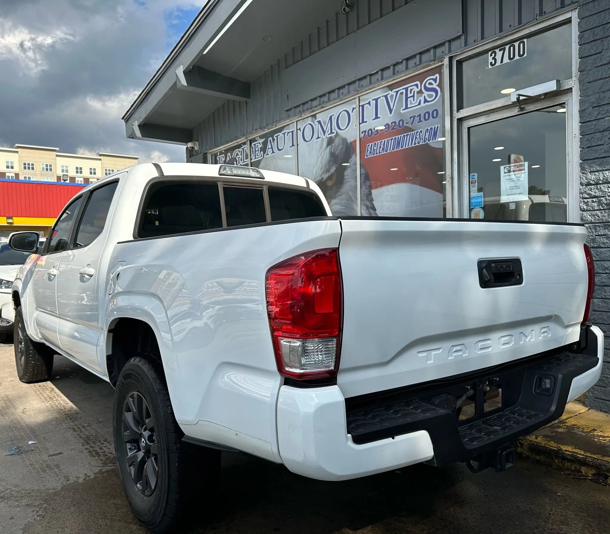 Used 2017 Toyota Tacoma SR image 5