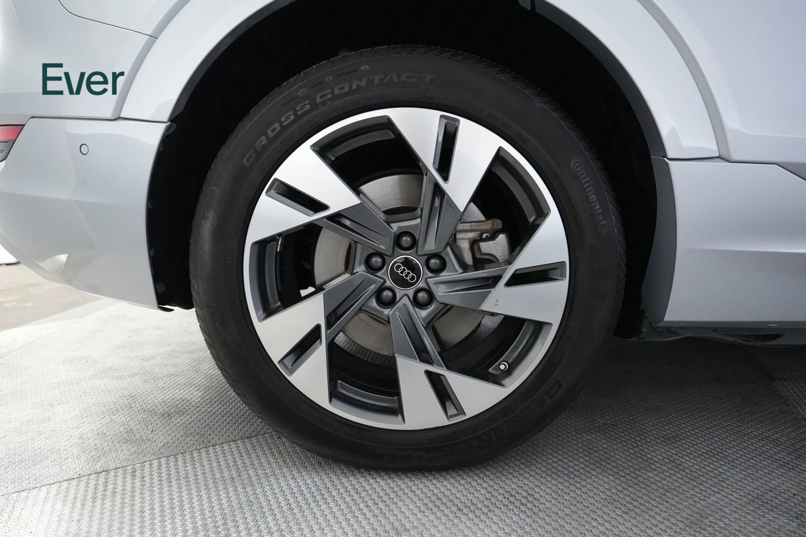 Used 2023 Audi e-tron Premium Plus w/ Premium Plus Package AWD/4WD image 22