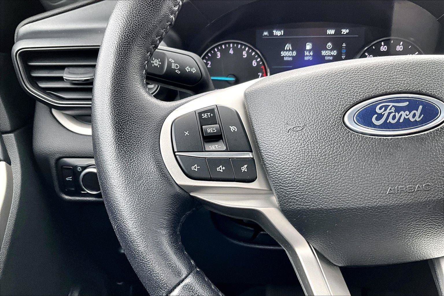 Used 2023 Ford Explorer XLT AWD/4WD image 19
