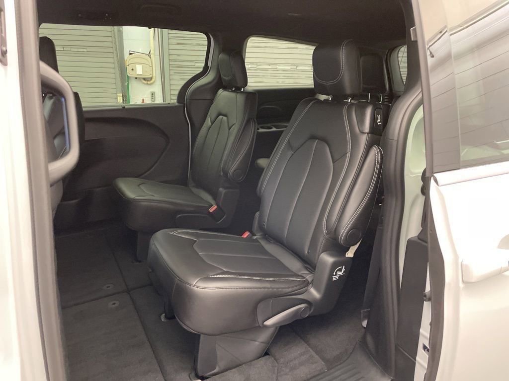 New 2026 Chrysler Pacifica Select FWD image 15